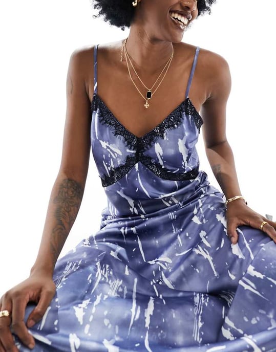 Vero Moda Tall – Blå, krinklad maxiklänning i satin med spetskant - Image 2