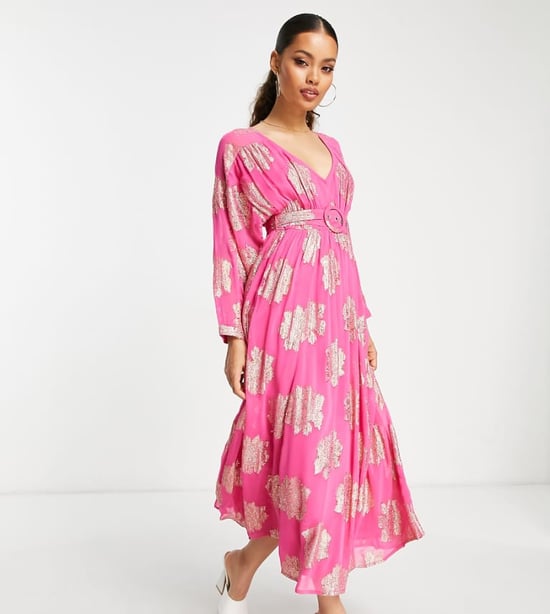 ASOS DESIGN Petite bälte batwing maxiklänning i rosa metallisk jacquard - Image 1