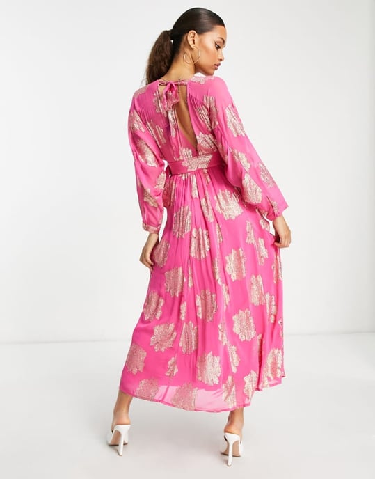 ASOS DESIGN Petite bälte batwing maxiklänning i rosa metallisk jacquard - Image 2