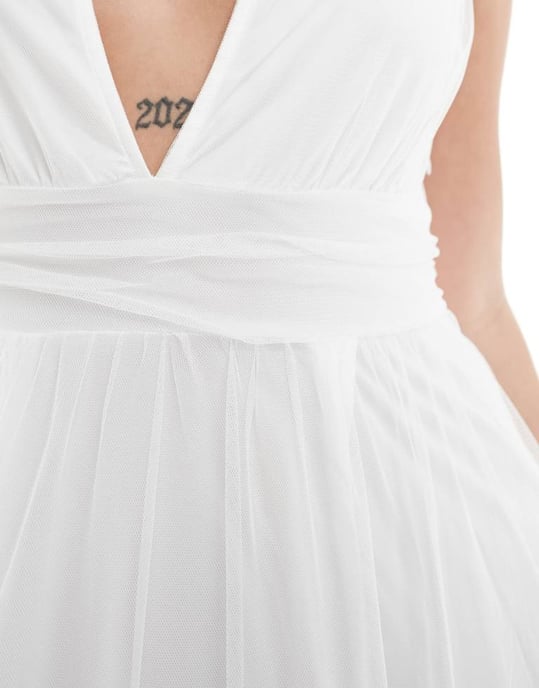 Vila Bridal – Vit maxiklänning i tyll med urringning och flerskiktad kjol - Image 3