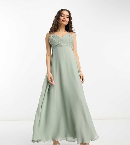 ASOS DESIGN – Olivgrön maxiklänning med brudtärnemönster, volang och knytband i midjan, petite - Image 1