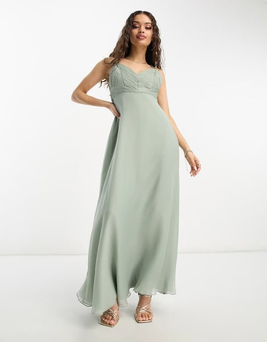 ASOS DESIGN – Olivgrön maxiklänning med brudtärnemönster, volang och knytband i midjan, petite - Image 4