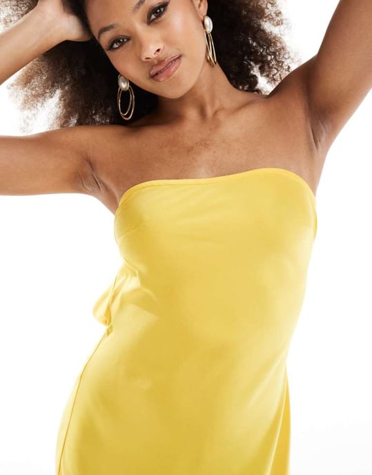 ASOS DESIGN – Ljusgul maxiklänning i satin med bandeau-mönster och snedställd rygg - Image 2