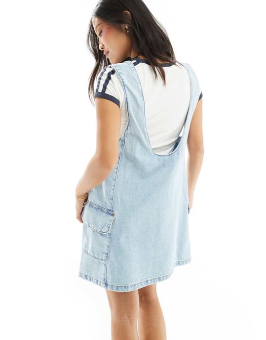 Miss Selfridge – Petite – Ljusblå syratvättad denimklänning med fickdetalj - Image 3