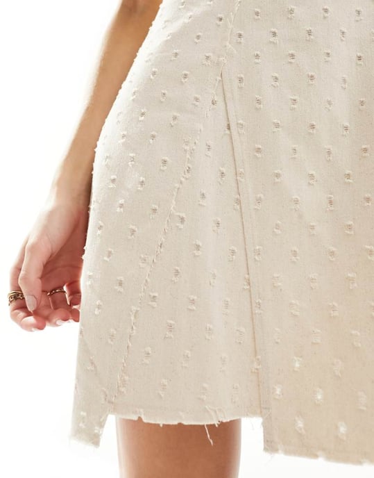 ASOS DESIGN – Vit miniklänning i bandeau-modell med sliten twill - Image 4