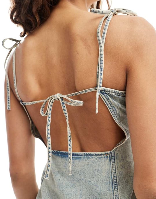 Monki – Beige nyanserad miniklänning i denim med axelband och knytband - Image 3