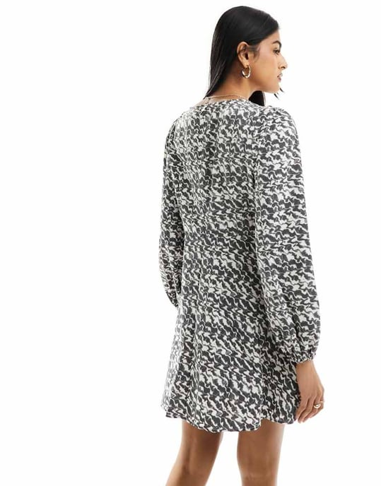 Pieces – Svartvit miniklänning med ballongärmar - Image 4