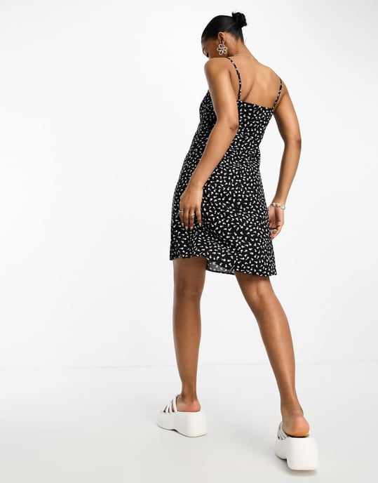 Monki – Svart, smått tryckt cami-miniklänning - Image 4