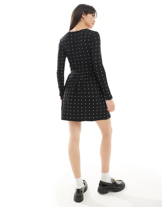 ASOS DESIGN – Prickigt tryckt miniklänning med fyrkantig halsringning och långärmad skaterkant – FLERA - Image 2