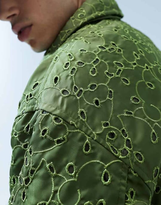 ASOS DESIGN – Khakifärgad bomberjacka med överdimensionerad broderi - Image 2