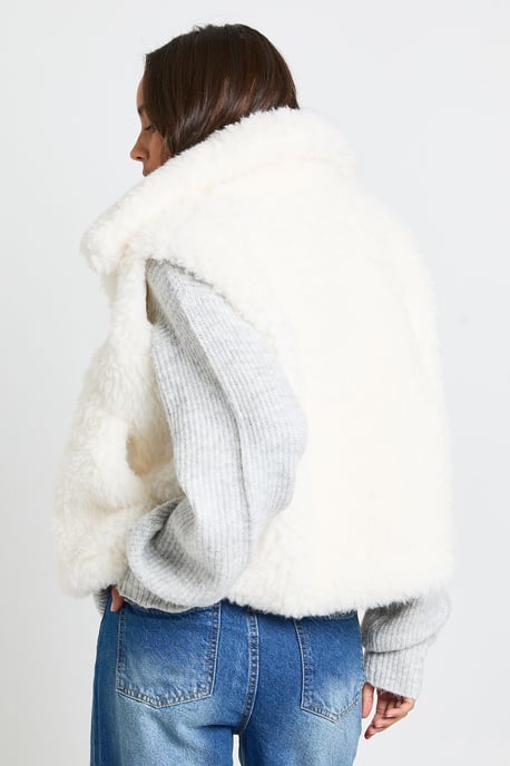 Oversized Collar Faux Fur Gilet - Image 3