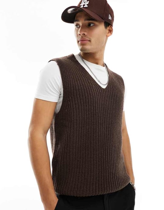 ASOS DESIGN stickad avslappnad fiskar-ribbad v-ringad tanktop i brunt - Image 2