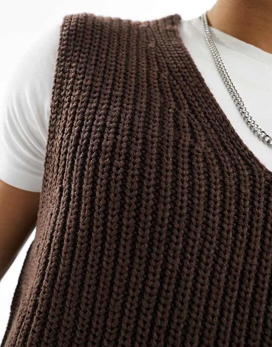 ASOS DESIGN stickad avslappnad fiskar-ribbad v-ringad tanktop i brunt - Image 3