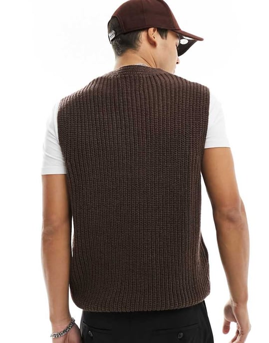ASOS DESIGN stickad avslappnad fiskar-ribbad v-ringad tanktop i brunt - Image 4