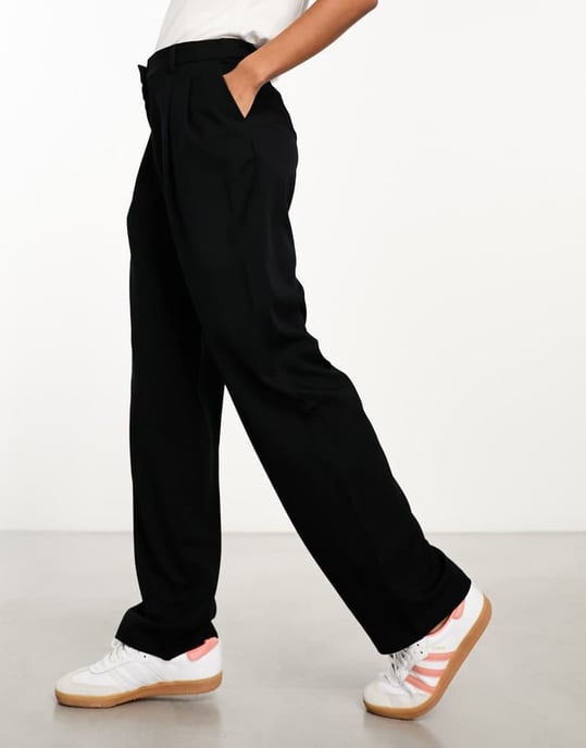 Monki – Svarta byxor med avsmalnande ben och veck framtill - Image 4