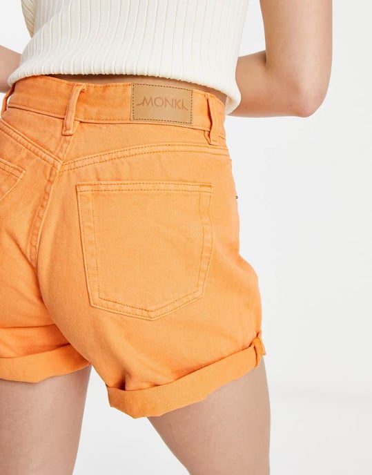 Monki – Orangea jeansshorts med uppvikbar passform - Image 2