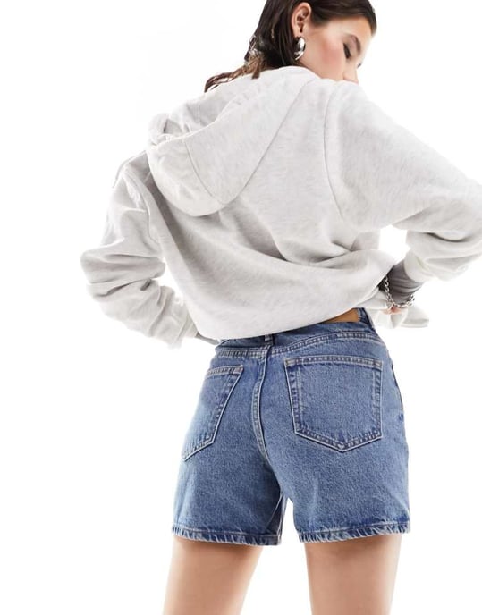 Weekday Eya jeansshorts med hög midja i 90-talsblått - Image 4