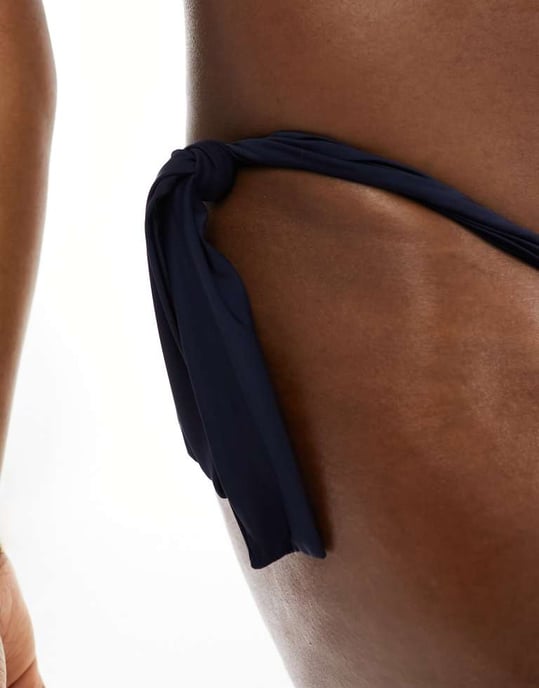 Tommy Jeans – Röd och marinblå bikinitrosa med knut och sidomönster i färgblock och knut - Image 3