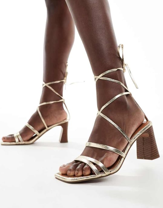 ASOS DESIGN Hideout remsandaler med knytband och mellanhöga klackar i guld - Image 1