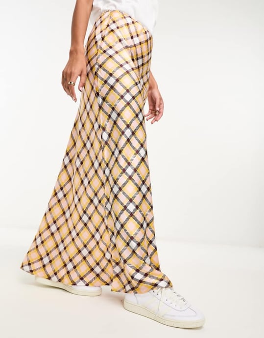 ASOS DESIGN – Rosa och gulrutig maxikjol i satin med bias - Image 1