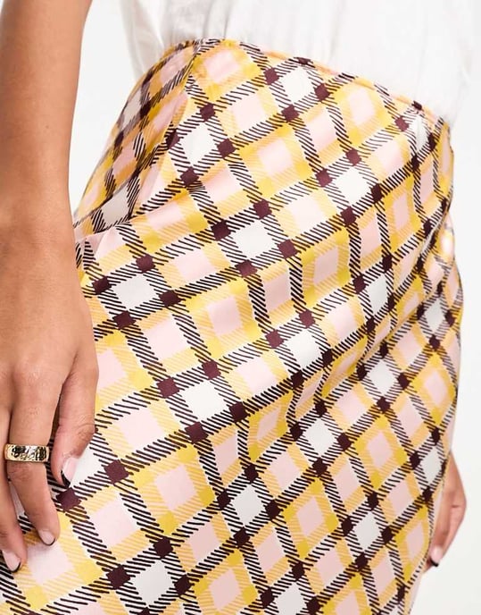ASOS DESIGN – Rosa och gulrutig maxikjol i satin med bias - Image 3