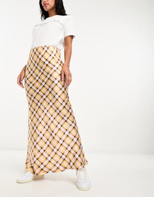 ASOS DESIGN – Rosa och gulrutig maxikjol i satin med bias - Image 4