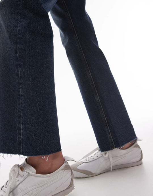 Topshop medelhög rak beskuren jeans med råa kanter i vintage djup blå - Image 4