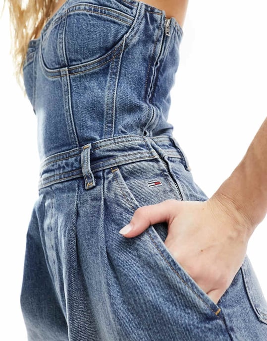 Tommy Jeans – Mellantvättad jeansjumpsuit med bustiermönster - Image 3