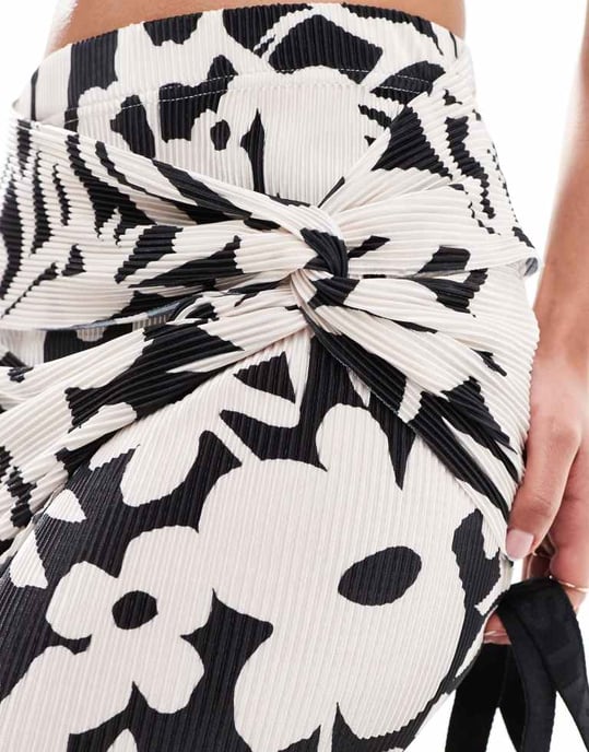 ONLY – Rosa, blommig abstrakt minikjol med knut framtill - Image 2