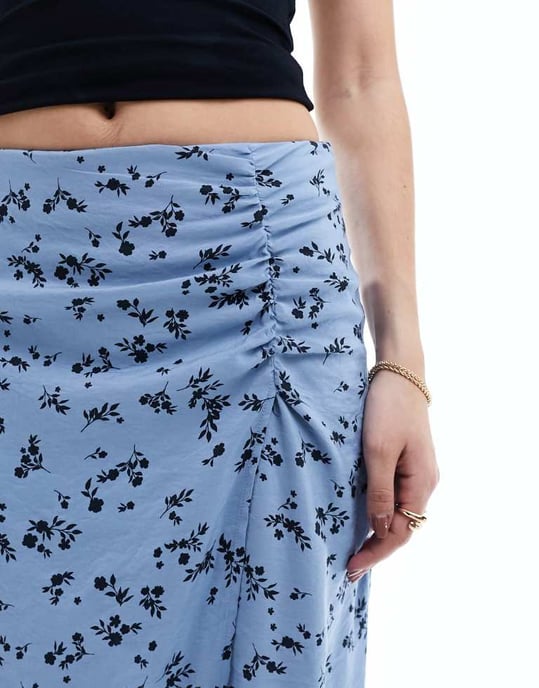 Pieces – Blå, småfärgad midikjol med rynka detaljer i sidan och slits - Image 3