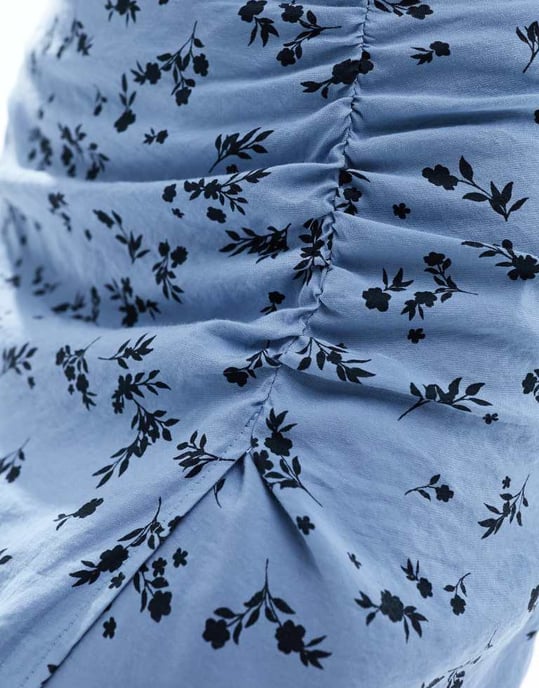Pieces – Blå, småfärgad midikjol med rynka detaljer i sidan och slits - Image 4