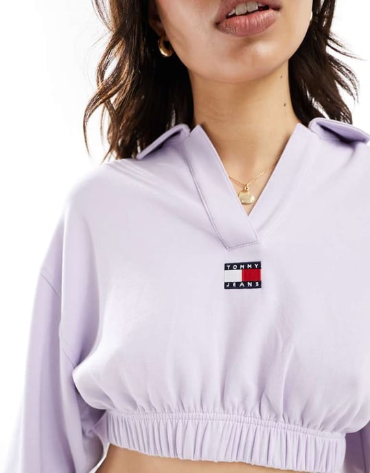 Tommy Jeans – Lila, kort draperad pikétröja med märke - Image 2