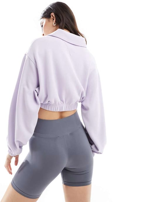 Tommy Jeans – Lila, kort draperad pikétröja med märke - Image 3