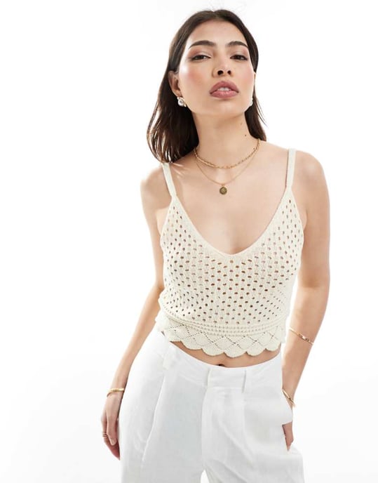 Vero Moda – Krämfärgad virkad crop top med smala axelband - Image 1