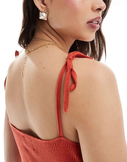 ASOS DESIGN – Rostfärgad, ribbad stickad linneklänning med knytband - Image 4