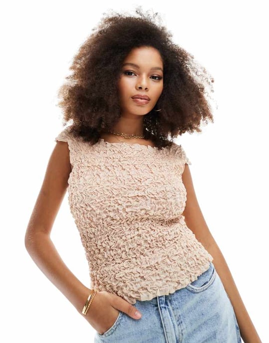 Vero Moda – Texturerad, krinklad ärmlös crop top i neutralt material - Image 3