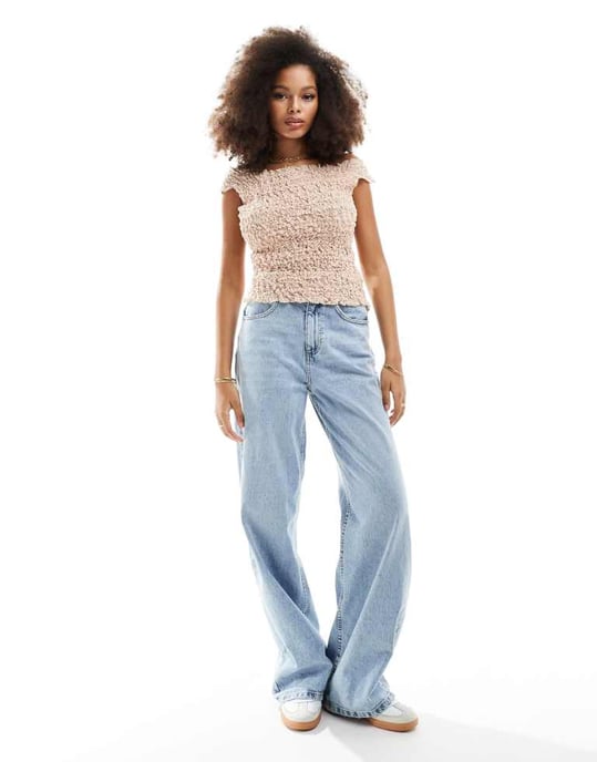 Vero Moda – Texturerad, krinklad ärmlös crop top i neutralt material - Image 4
