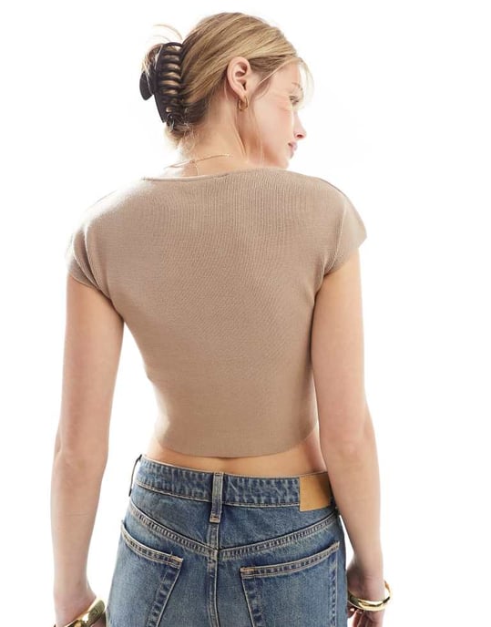 Miss Selfridge – T-shirt med kompakt, ribbad stickning och tygdetaljer på ärmarna - Image 2