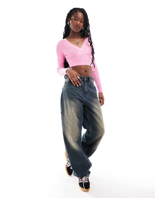 Bara ribbat långärmad crop top med korsad detalj fram i ljusrosa - Image 2