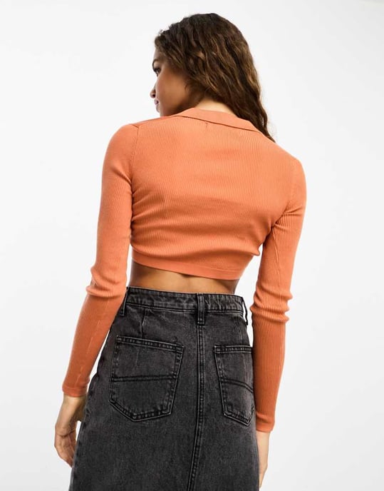 Calvin Klein Jeans etikett tajt kort v-halströja i bränd lera - Image 3
