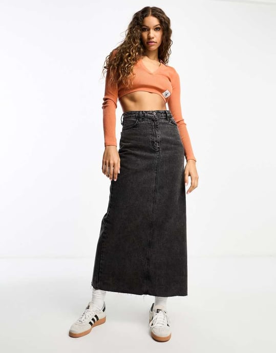 Calvin Klein Jeans etikett tajt kort v-halströja i bränd lera - Image 4