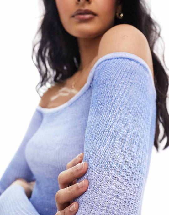 Blå ombrefärgad, ribbad bomullstopp med off shoulder-motiv - Image 2