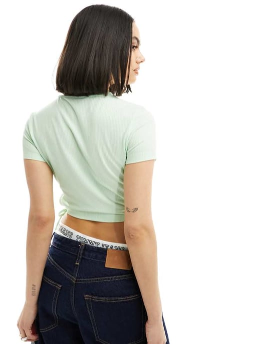 Tommy Jeans – Grön, ribbad topp med kort passform - Image 3