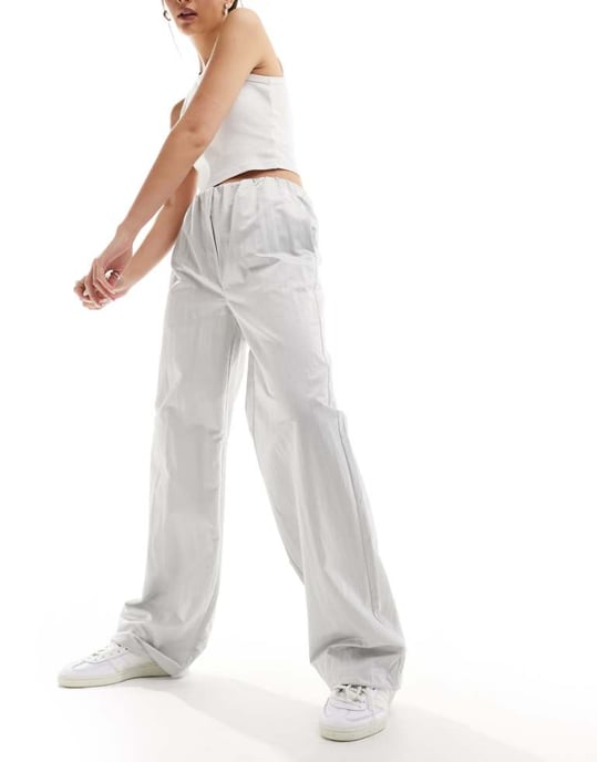 Calvin Klein Jeans – Vita mjuka skrynkliga fallskärmsbyxor - Image 1