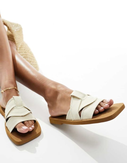 Public Desire – Lyra – Krämfärgade, platta sandaler i linne med slip-on-mönster - Image 1