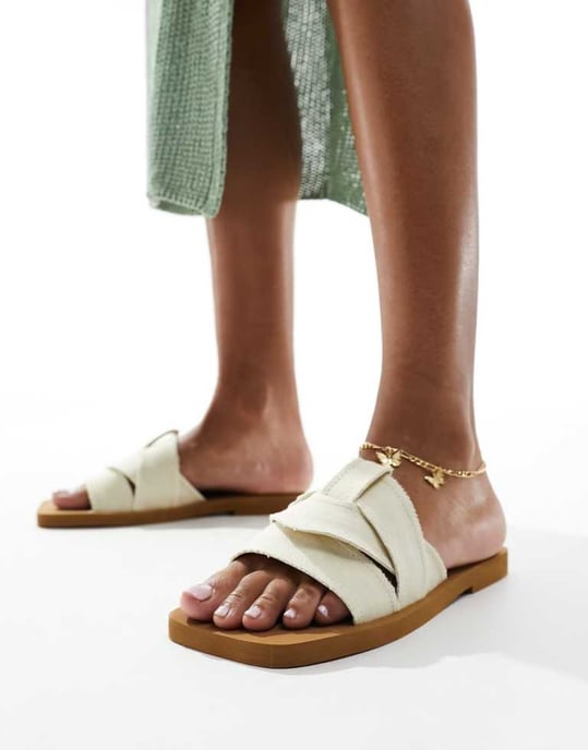Public Desire – Lyra – Krämfärgade, platta sandaler i linne med slip-on-mönster - Image 3