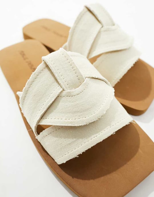 Public Desire – Lyra – Krämfärgade, platta sandaler i linne med slip-on-mönster - Image 4