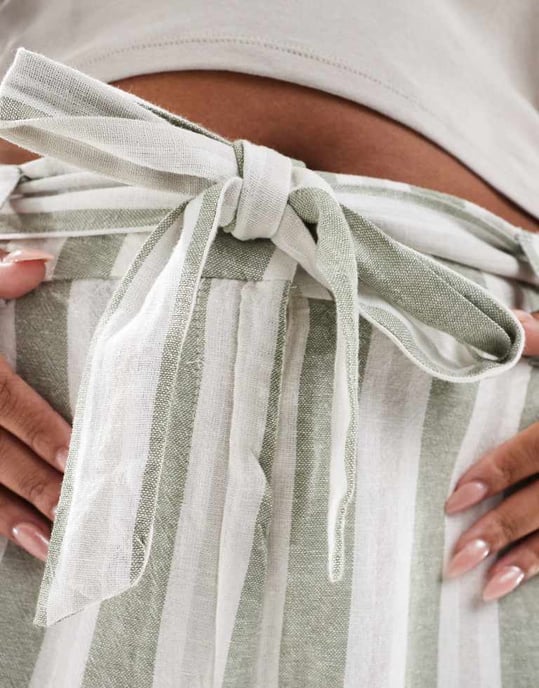 ONLY Curve – Cremefärgade och salviafärgade randiga culottebyxor i linnemix med skärp - Image 3