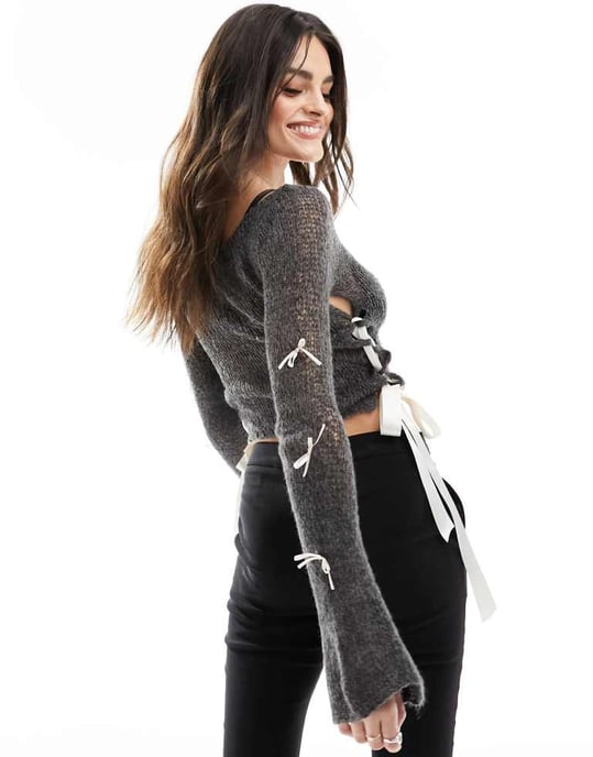 Miss Selfridge – Antracitgrå, skir stickad tröja med kontrasterande rosettdetalj - Image 4