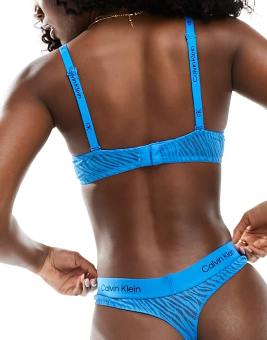 Calvin Klein CK 96 – ofodrad demi-bh i varmblå djurspets - Image 3